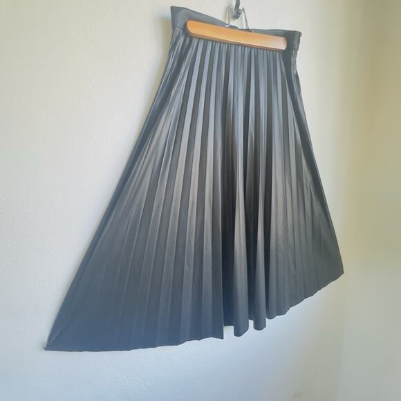 Zara Woman Black Pleated Faux Leather Midi Skirt Size Small Knife Pleat A-Line - Picture 3 of 13